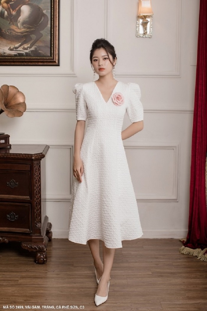 ĐẦM XÒE CỔ TIM TAY NGẮN  ĐÍNH HOA HỒNG TRƯỚC NGỰ SANG TRONG-2499